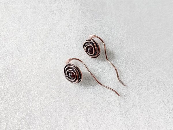 Náušnice z mědi s korálky granátu * Copper earrings with garnet beads